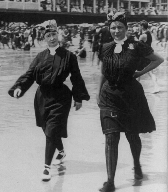 صور مايوهات عام 1900 تشبه البوركيني وشرطي الشاطئ يقيس طولها! صورة رقم 1 صور مايوهات عام 1900 تشبه البوركيني وشرطي الشاطئ يقيس طولها! صورة رقم 1