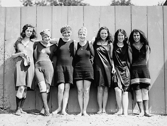 صور مايوهات عام 1900 تشبه البوركيني وشرطي الشاطئ يقيس طولها! صورة رقم 15 صور مايوهات عام 1900 تشبه البوركيني وشرطي الشاطئ يقيس طولها! صورة رقم 15