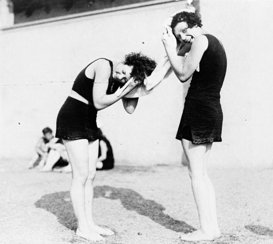 صور مايوهات عام 1900 تشبه البوركيني وشرطي الشاطئ يقيس طولها! صورة رقم 11 صور مايوهات عام 1900 تشبه البوركيني وشرطي الشاطئ يقيس طولها! صورة رقم 11