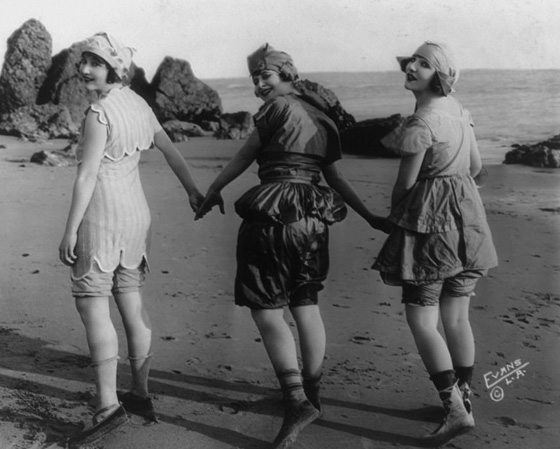 صور مايوهات عام 1900 تشبه البوركيني وشرطي الشاطئ يقيس طولها! صورة رقم 10 صور مايوهات عام 1900 تشبه البوركيني وشرطي الشاطئ يقيس طولها! صورة رقم 10