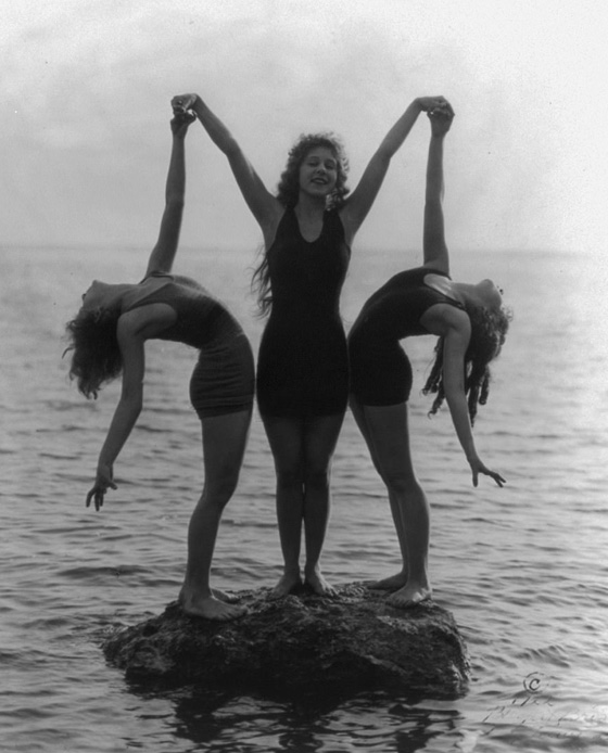 صور مايوهات عام 1900 تشبه البوركيني وشرطي الشاطئ يقيس طولها! صورة رقم 6 صور مايوهات عام 1900 تشبه البوركيني وشرطي الشاطئ يقيس طولها! صورة رقم 6