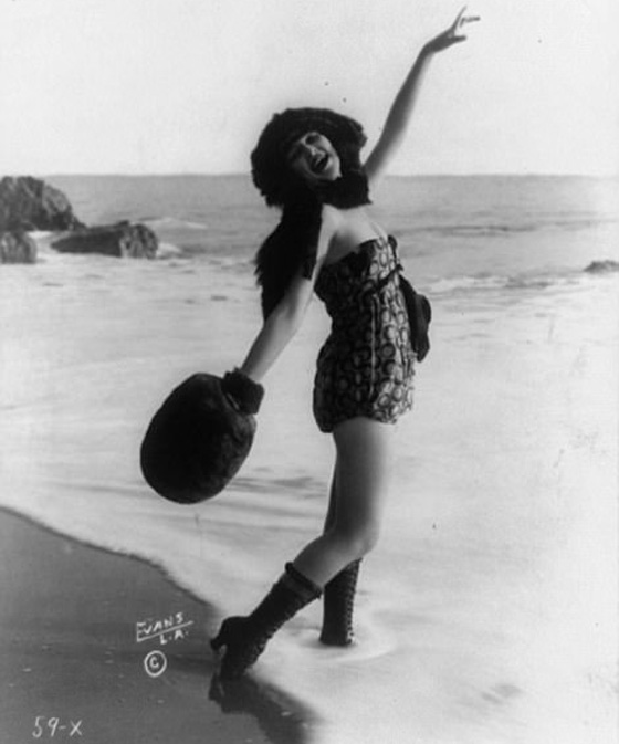 صور مايوهات عام 1900 تشبه البوركيني وشرطي الشاطئ يقيس طولها! صورة رقم 5 صور مايوهات عام 1900 تشبه البوركيني وشرطي الشاطئ يقيس طولها! صورة رقم 5