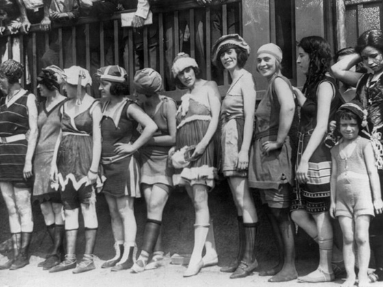 صور مايوهات عام 1900 تشبه البوركيني وشرطي الشاطئ يقيس طولها! صورة رقم 12 صور مايوهات عام 1900 تشبه البوركيني وشرطي الشاطئ يقيس طولها! صورة رقم 12