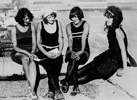 صور مايوهات عام 1900 تشبه البوركيني وشرطي الشاطئ يقيس طولها! صورة رقم 4 صور مايوهات عام 1900 تشبه البوركيني وشرطي الشاطئ يقيس طولها! صورة رقم 4