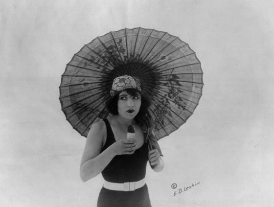 صور مايوهات عام 1900 تشبه البوركيني وشرطي الشاطئ يقيس طولها! صورة رقم 14 صور مايوهات عام 1900 تشبه البوركيني وشرطي الشاطئ يقيس طولها! صورة رقم 14