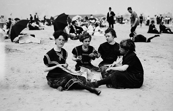 صور مايوهات عام 1900 تشبه البوركيني وشرطي الشاطئ يقيس طولها! صورة رقم 3 صور مايوهات عام 1900 تشبه البوركيني وشرطي الشاطئ يقيس طولها! صورة رقم 3