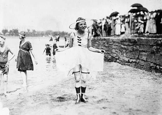 صور مايوهات عام 1900 تشبه البوركيني وشرطي الشاطئ يقيس طولها! صورة رقم 8 صور مايوهات عام 1900 تشبه البوركيني وشرطي الشاطئ يقيس طولها! صورة رقم 8