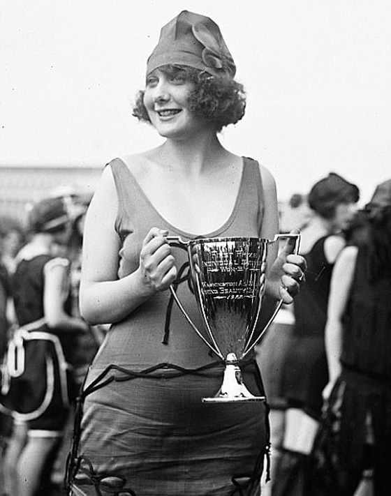 صور مايوهات عام 1900 تشبه البوركيني وشرطي الشاطئ يقيس طولها! صورة رقم 9 صور مايوهات عام 1900 تشبه البوركيني وشرطي الشاطئ يقيس طولها! صورة رقم 9