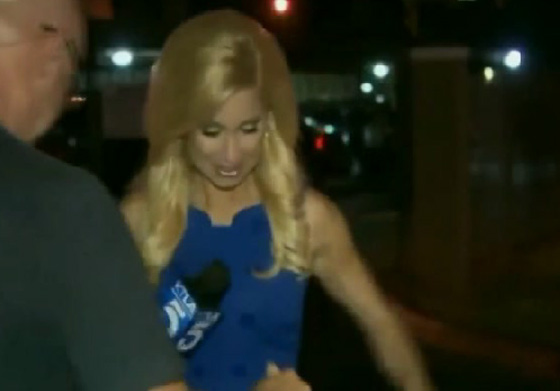 شاهدوا رد فعل مذيعة أمريكية فوجئت بصرصور على ملابسها صورة رقم 3 شاهدوا رد فعل مذيعة أمريكية فوجئت بصرصور على ملابسها صورة رقم 3