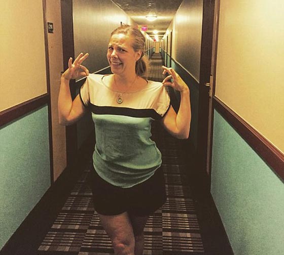 مصادفات غريبة جمعت بين ملابس اشخاص والبيئة من حولهم.. شاهد صورة رقم 2