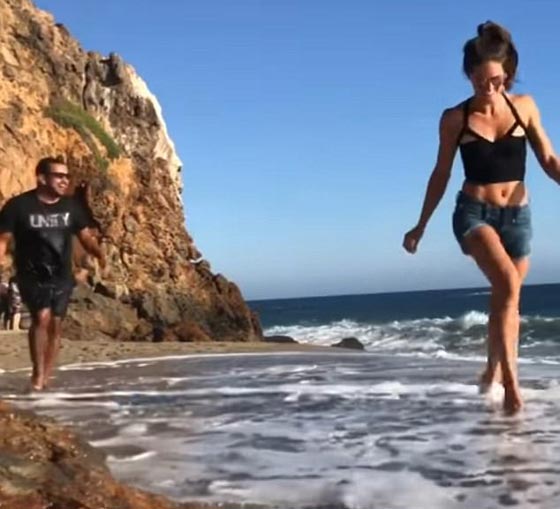 موقف محرج لزوجين اثناء ممارسة اليوغا على شاطئ البحر! فيديو صورة رقم 5