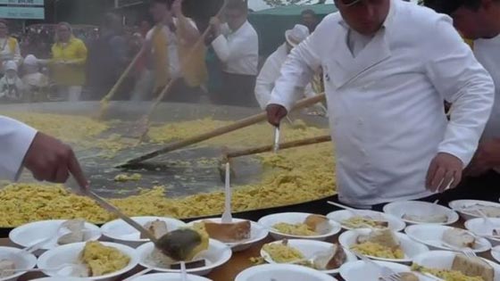 بلجيكيون يصنعون طبق عجة من 1000 بيضة صورة رقم 6