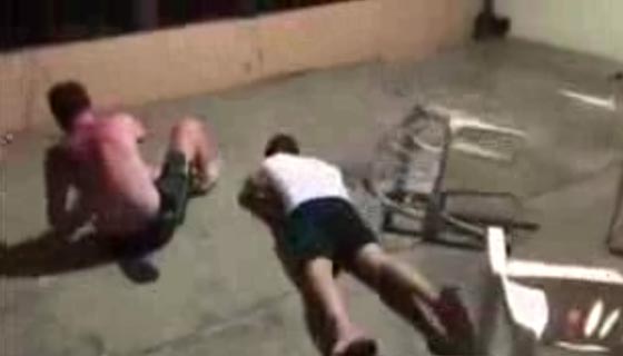 فيديو طريف... رجل مخمور حاول تنفيذ مقلب في صديقه فنال جزائه صورة رقم 1