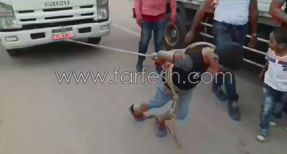 فيديو مذهل: طفل بقوة 1000 يأكل الزجاج يجر السيارات ولا تحرقه النار صورة رقم 2