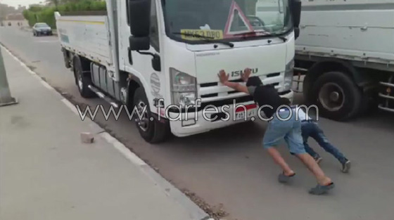 فيديو مذهل: طفل بقوة 1000 يأكل الزجاج يجر السيارات ولا تحرقه النار صورة رقم 5