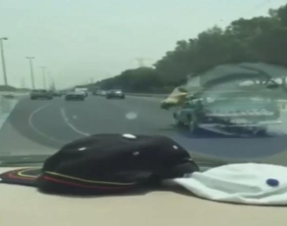 فيديو طريف.. شاهد كيف حاول خروف العيد هذا الهرب من سيارة صاحبه صورة رقم 2