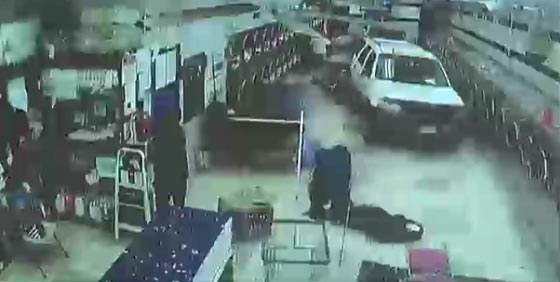 سائق عجوز يفقد السيطرة على مركبته ويدمّر مغسلة.. فيديو صورة رقم 1 سائق عجوز يفقد السيطرة على مركبته ويدمّر مغسلة.. فيديو صورة رقم 1