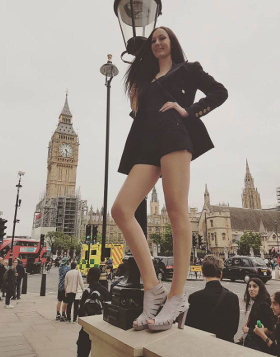 حسناء روسية تدخل موسوعة غينيس بأطول ساقين في العالم.. صور صورة رقم 8