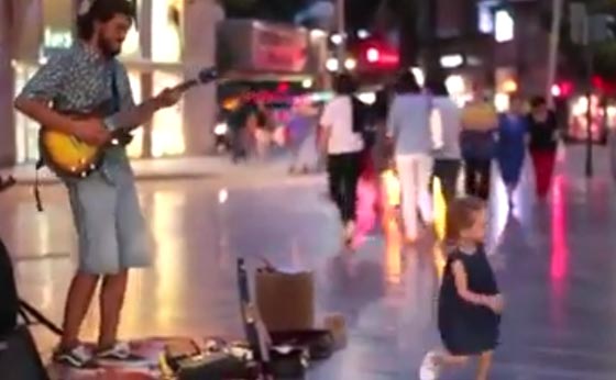 فيديو طريف.. مشرد يعزف ديسباسيتو في الشارع ورد فعل مدهش لطفلة صورة رقم 3 فيديو طريف.. مشرد يعزف ديسباسيتو في الشارع ورد فعل مدهش لطفلة صورة رقم 3