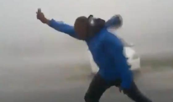 جنون السيلفي يدفع شابا لتحدي اعصار ايرما المدمّر.. شاهد الفيديو صورة رقم 3