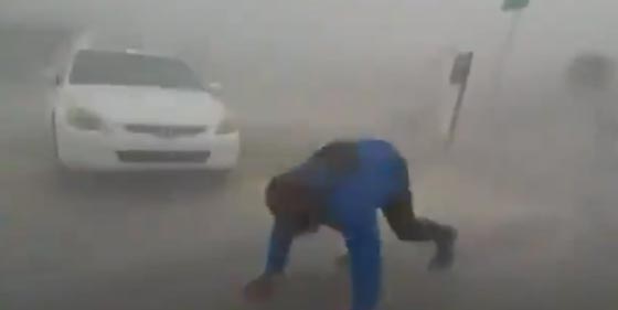 جنون السيلفي يدفع شابا لتحدي اعصار ايرما المدمّر.. شاهد الفيديو صورة رقم 1