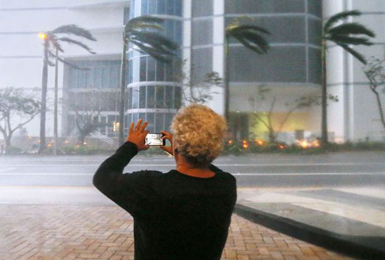 ما بين تحدي الاعصار وقياس سرعته.. امريكيون في مهب الريح! صور صورة رقم 3 ما بين تحدي الاعصار وقياس سرعته.. امريكيون في مهب الريح! صور صورة رقم 3