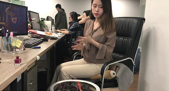 موظفة صينية تعد الطعام على مكتبها اثناء العمل.. فيديو وصور صورة رقم 1