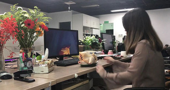 موظفة صينية تعد الطعام على مكتبها اثناء العمل.. فيديو وصور صورة رقم 2