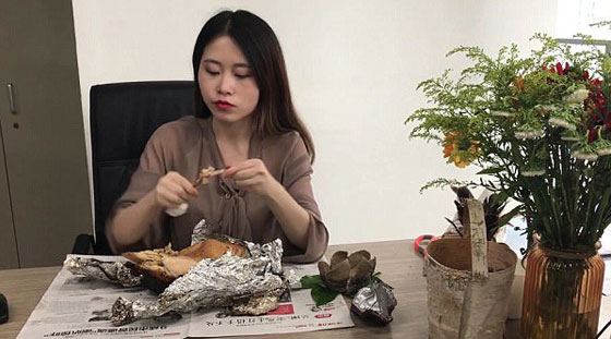 موظفة صينية تعد الطعام على مكتبها اثناء العمل.. فيديو وصور صورة رقم 3