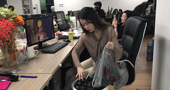 موظفة صينية تعد الطعام على مكتبها اثناء العمل.. فيديو وصور صورة رقم 4