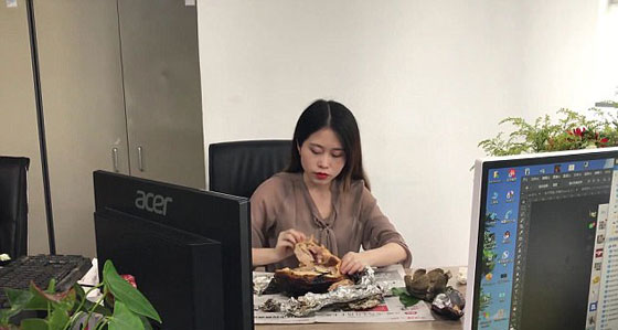 موظفة صينية تعد الطعام على مكتبها اثناء العمل.. فيديو وصور صورة رقم 6