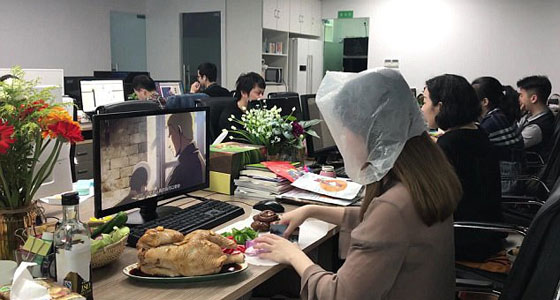 موظفة صينية تعد الطعام على مكتبها اثناء العمل.. فيديو وصور صورة رقم 8