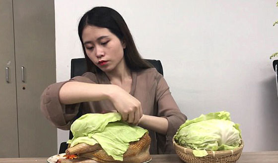 موظفة صينية تعد الطعام على مكتبها اثناء العمل.. فيديو وصور صورة رقم 9