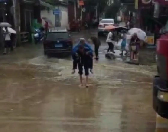 بالفيديو.. عجوز صيني يعطي الأزواج درسا في الوفاء والحب الحقيقي صورة رقم 3 بالفيديو.. عجوز صيني يعطي الأزواج درسا في الوفاء والحب الحقيقي صورة رقم 3