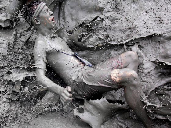 صور اغرب مهرجانات العالم: من الرقص فوق النار الى حمل الزوجات!   صورة رقم 4