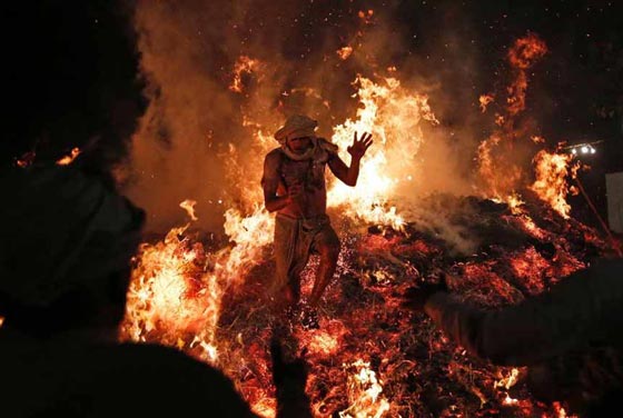 صور اغرب مهرجانات العالم: من الرقص فوق النار الى حمل الزوجات!   صورة رقم 7