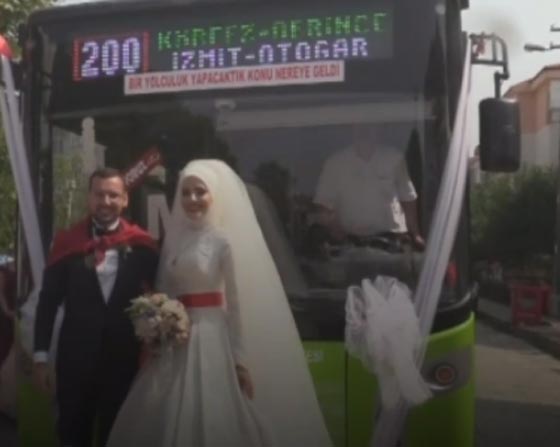 بلدية مدينة تركية تزين حافلة لعروسين كان لقاؤهما الأول فيها.. فيديو صورة رقم 1 بلدية مدينة تركية تزين حافلة لعروسين كان لقاؤهما الأول فيها.. فيديو صورة رقم 1