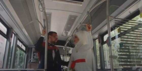 بلدية مدينة تركية تزين حافلة لعروسين كان لقاؤهما الأول فيها.. فيديو صورة رقم 2 بلدية مدينة تركية تزين حافلة لعروسين كان لقاؤهما الأول فيها.. فيديو صورة رقم 2