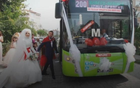 بلدية مدينة تركية تزين حافلة لعروسين كان لقاؤهما الأول فيها.. فيديو صورة رقم 3 بلدية مدينة تركية تزين حافلة لعروسين كان لقاؤهما الأول فيها.. فيديو صورة رقم 3