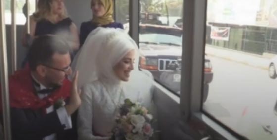 بلدية مدينة تركية تزين حافلة لعروسين كان لقاؤهما الأول فيها.. فيديو صورة رقم 4 بلدية مدينة تركية تزين حافلة لعروسين كان لقاؤهما الأول فيها.. فيديو صورة رقم 4