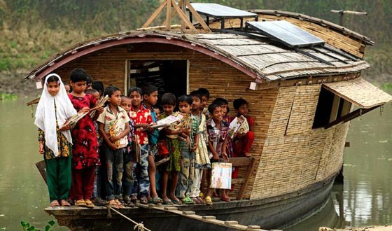 صور اغرب الصفوف التعليمية في العالم احدها في قارب عائم! صورة رقم 1 صور اغرب الصفوف التعليمية في العالم احدها في قارب عائم! صورة رقم 1