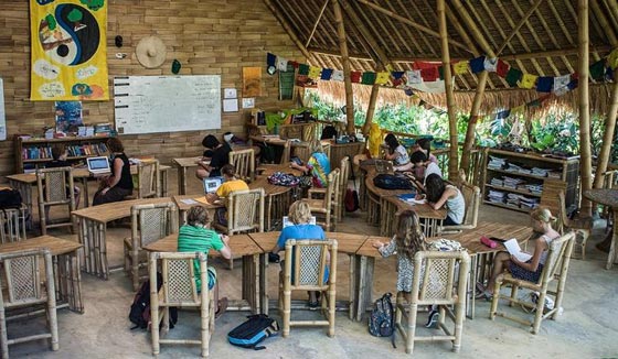 صور اغرب الصفوف التعليمية في العالم احدها في قارب عائم! صورة رقم 3 صور اغرب الصفوف التعليمية في العالم احدها في قارب عائم! صورة رقم 3