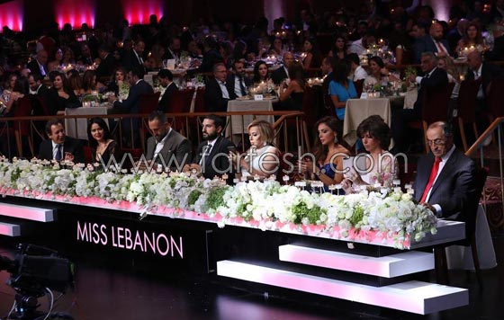 بكامل سحرها واناقتها.. تتويج بيرلا حلو ملكة جمال لبنان لعام 2017 صورة رقم 1