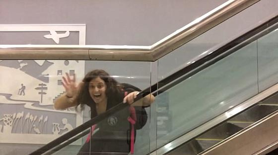 فيديو طريف.. امرأة ترقص طوال الليل بصحبة الركاب وموظفي المطار صورة رقم 4 فيديو طريف.. امرأة ترقص طوال الليل بصحبة الركاب وموظفي المطار صورة رقم 4