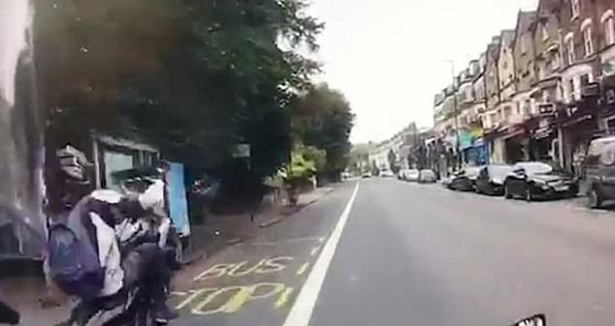  حادث أليم لراكب دراجة كان يؤدي حركات بهلوانية اثناء القيادة.. فيديو صورة رقم 1