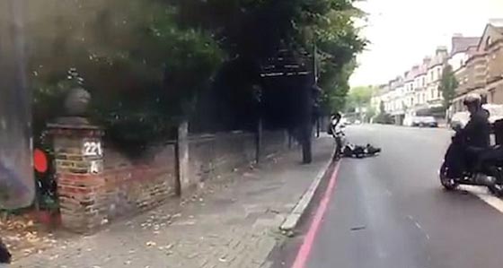  حادث أليم لراكب دراجة كان يؤدي حركات بهلوانية اثناء القيادة.. فيديو صورة رقم 2