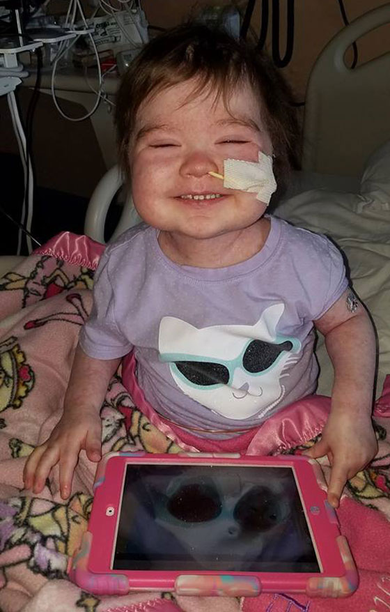 شاهدوا ماذا فعلت طفلة تعاني من مرض نادر عند مغادرتها المستشفى صورة رقم 13
