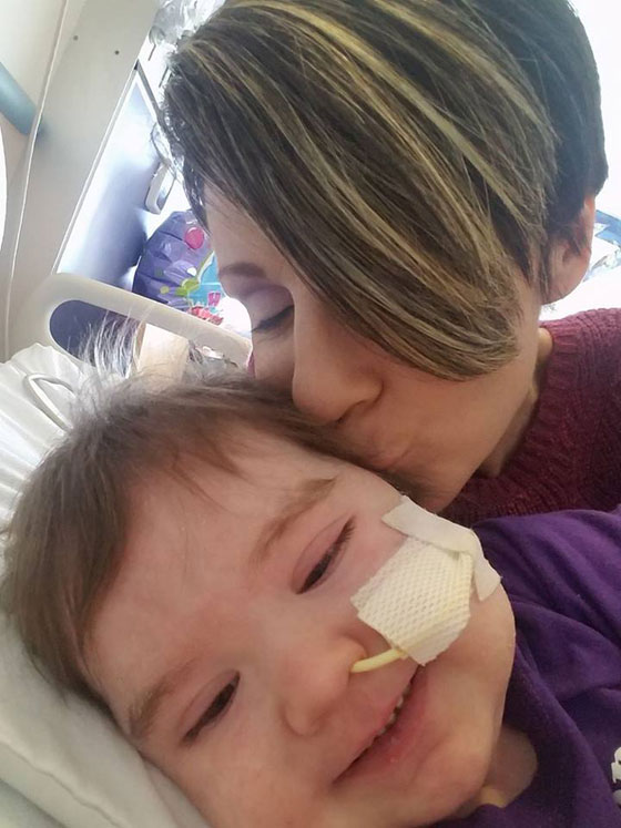 شاهدوا ماذا فعلت طفلة تعاني من مرض نادر عند مغادرتها المستشفى صورة رقم 7