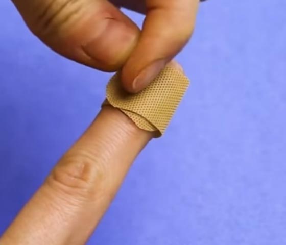 ليس كما تتوقعون.. الطريقة الصحيحة لوضع اللاصق الطبي.. فيديو صورة رقم 1