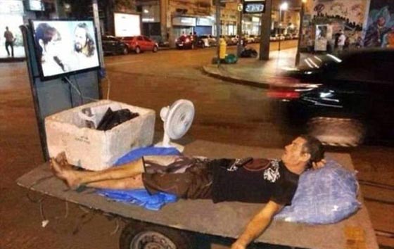 تصرفات غريبة ومضحكة لأشخاص حاولوا الحصول على الراحة.. صور صورة رقم 5